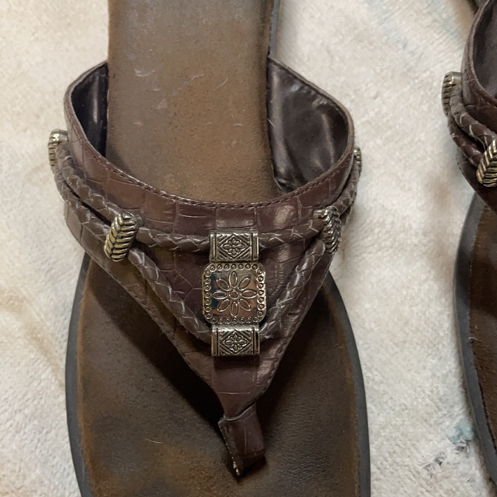Woman’s Sandals - Picture 2 of 3